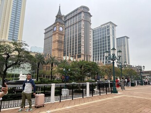 城市街道旁的高楼景观