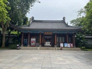 中式古建庙宇门前景象