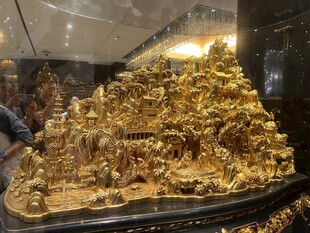 精美金色雕塑工艺品展示