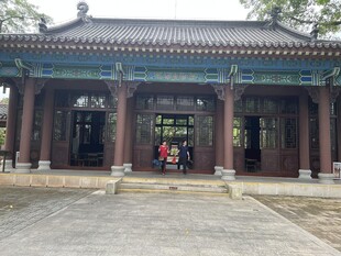 中式古建筑门前景象