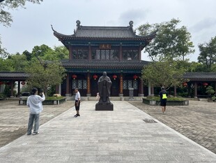 中式古建筑前的行人景观