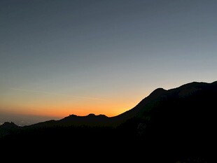 日落时分的山峦剪影