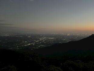 夜幕下的城市与山峦景观