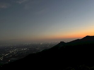 山顶俯瞰城市黄昏美景