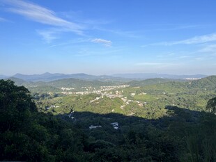 俯瞰山间城镇美景