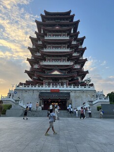 古风塔楼前的行人景致