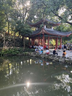 湖畔古亭游人休憩
