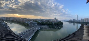 城市河畔壮丽黄昏景观