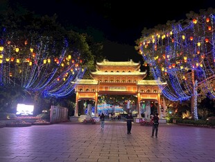 夜晚灯火璀璨的中式建筑