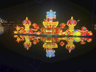 水上璀璨花灯夜景