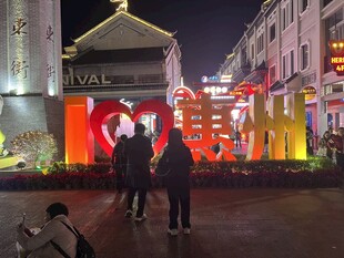 城市街头绚丽灯光景观