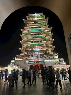 夜晚古楼下的热闹场景