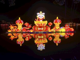 水上璀璨花灯夜景