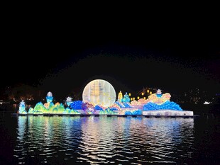 水上璀璨彩灯夜景