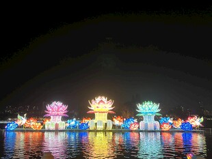 水上璀璨花灯夜景