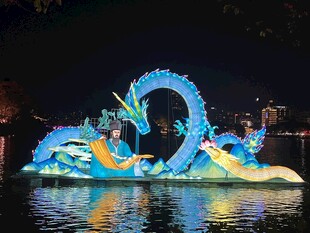 水上蓝色龙形灯光艺术装置