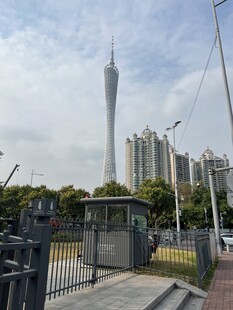 城市景观中的高耸电视塔