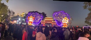 热闹的夜间灯光秀现场