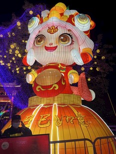 可爱萌趣的卡通花灯造型