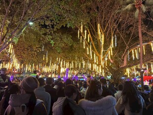 夜晚街头热闹的人群景象
