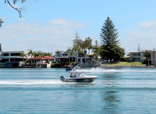 水上快艇疾驰于美丽海滨
