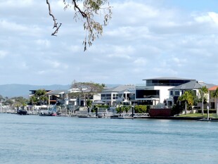 海滨现代建筑与宁静水景