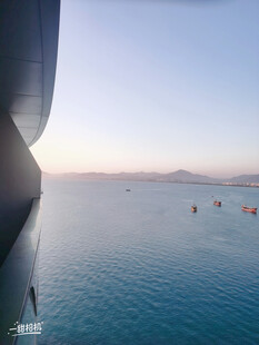 船舷边的海上日出美景