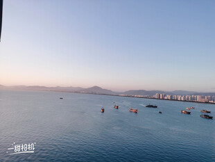 海边日落时的宁静海面