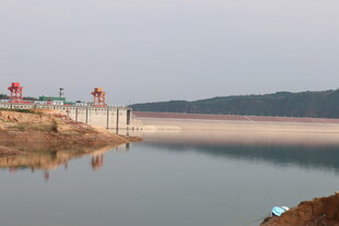 宁静湖畔的水坝风光