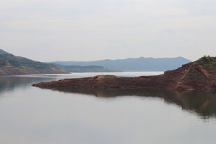 宁静湖景中的孤突山丘