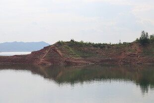 湖畔红崖倒影秀丽风光