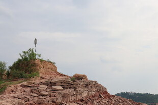 陡峭红土崖 