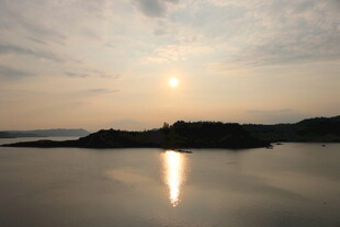 日落时分的静谧湖面