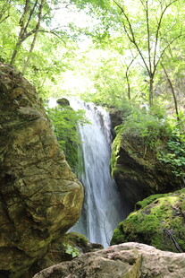 山林间的秀丽瀑布景观
