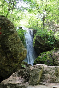 山林间的清幽瀑布景观