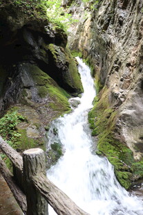 山间溪流瀑布美景