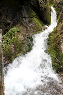 山间溪流瀑布景观