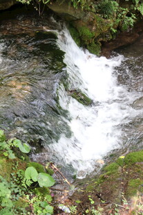 山间溪流小瀑布景观