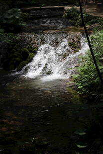 山间溪流小瀑布景观
