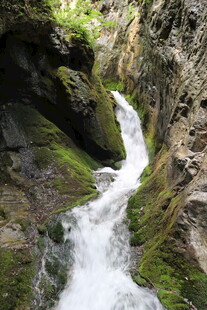 山间溪流瀑布景观