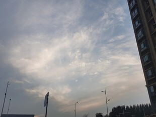 城市傍晚天空与高楼景象