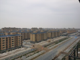 城市远景中的建筑与道路