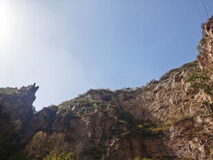 巍峨险峻的壮丽山景