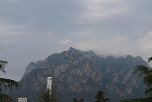 云雾缭绕的巍峨山峰