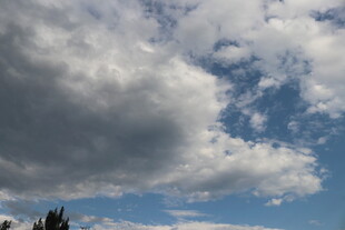 蓝天白云间的厚重云层