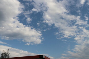 蓝天之上的白云与建筑