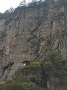 悬崖峭壁
