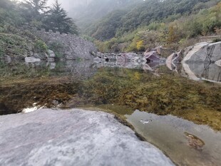 山间湖水