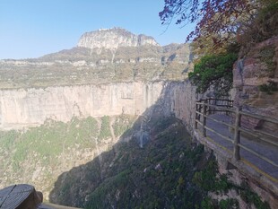 悬崖边的险峻公路景观