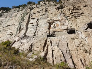 攀岩者挑战陡峭岩壁